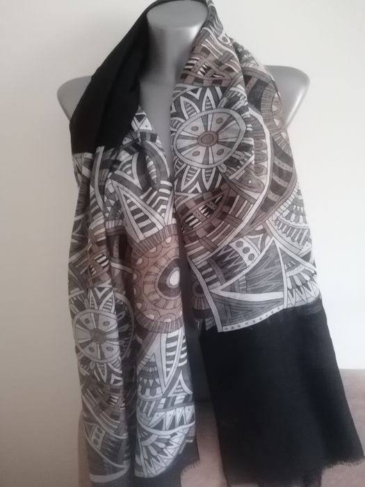 Szal z wiskozy czarny we wzory 158 x 90 cm