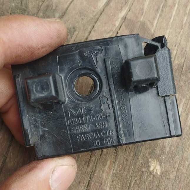 Кріплення кронштейн крило бампер Tesla Model 3 Y направляюча крепление