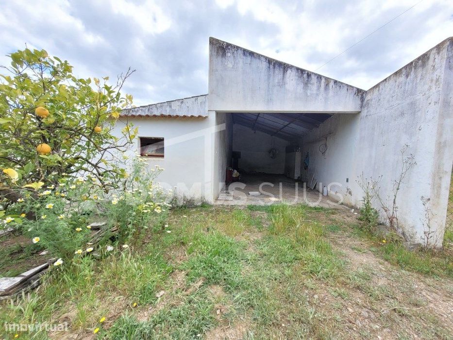 Moradia térrea localizada em zona calma