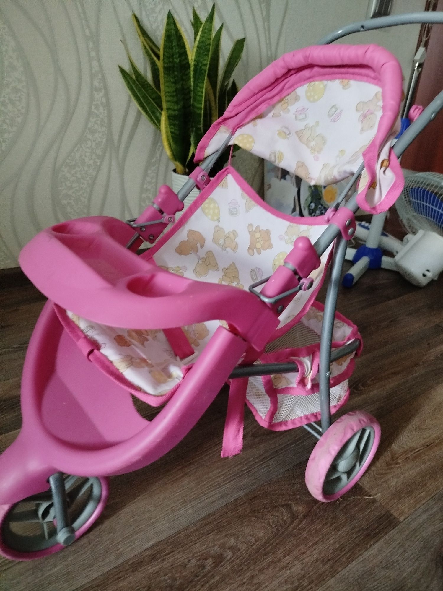 Продам игрушечную детскую коляску и одежду