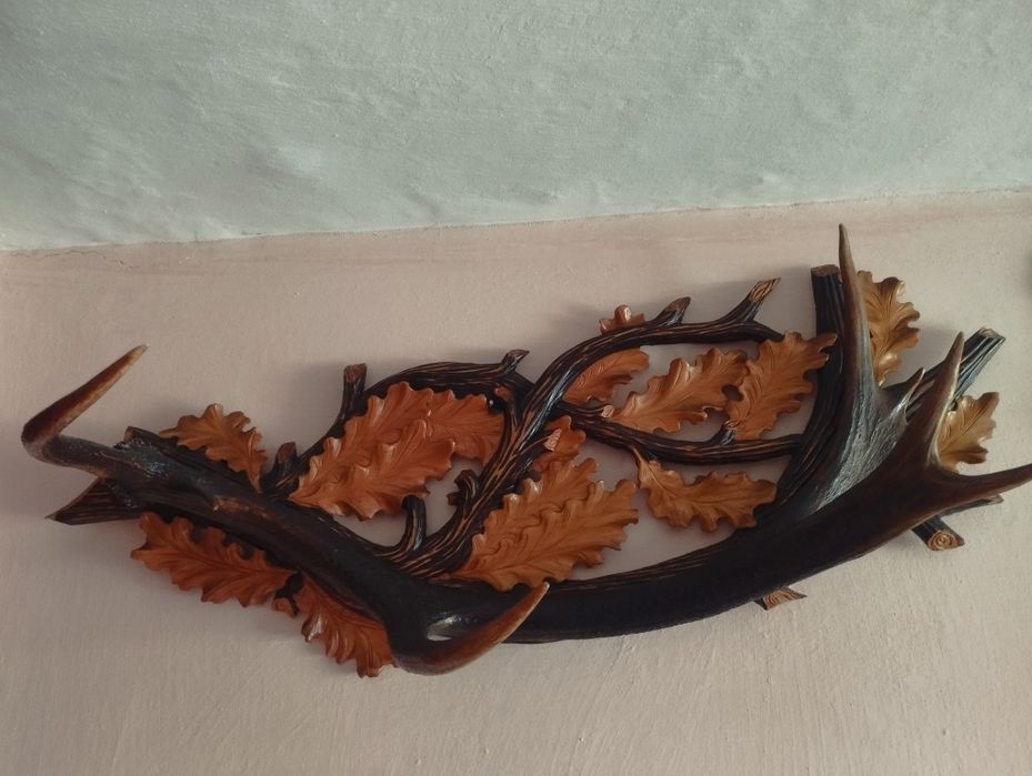 Ріг карпатського оленя на підставці