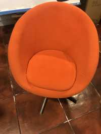 Cadeira cor de laranja para escritório ou sala