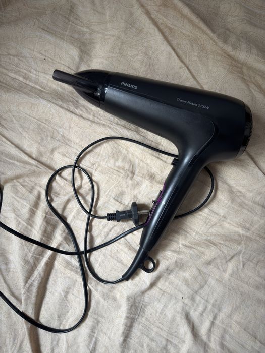 Фен philips чорний