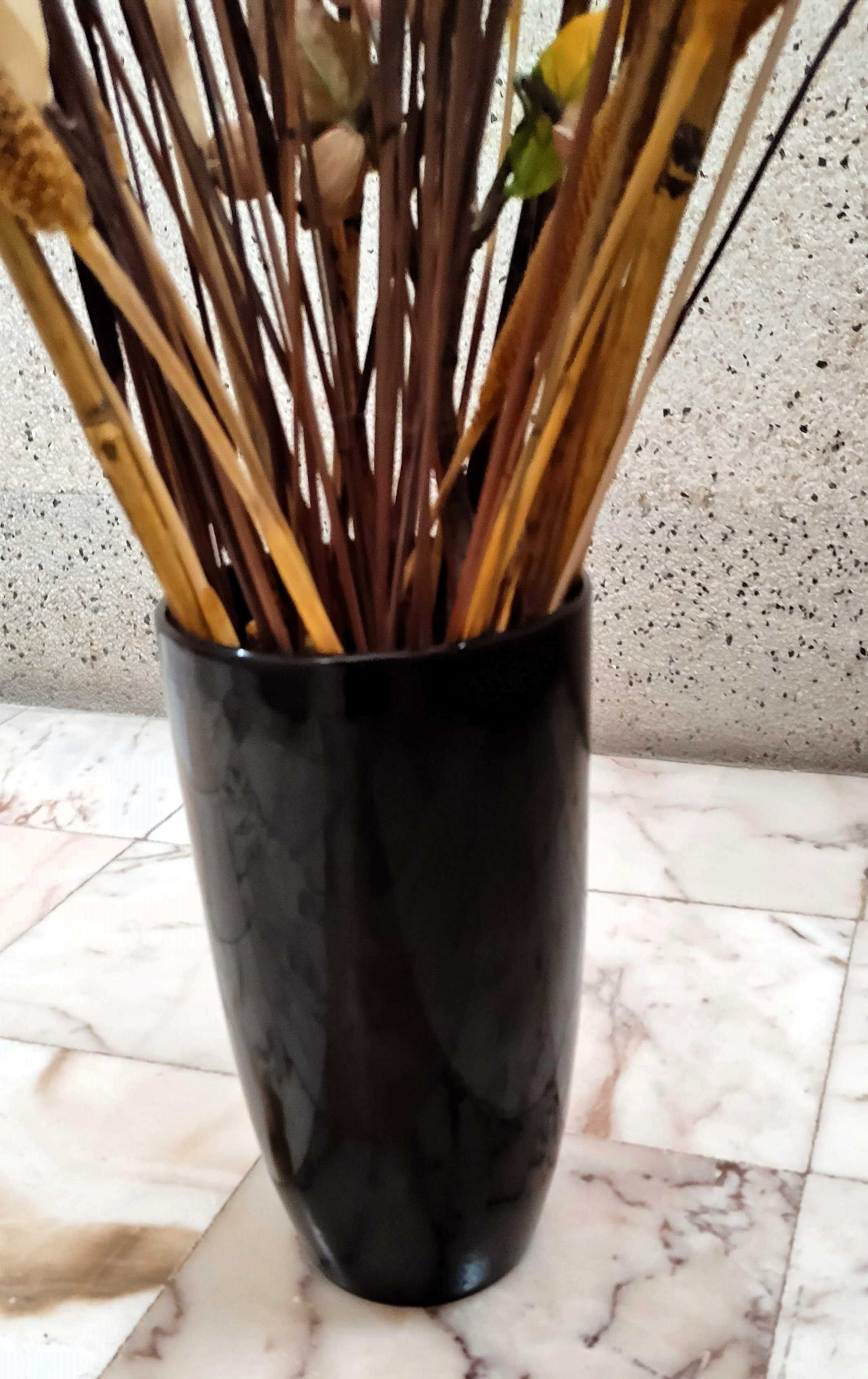 Jarra cerâmica com arranjo seco