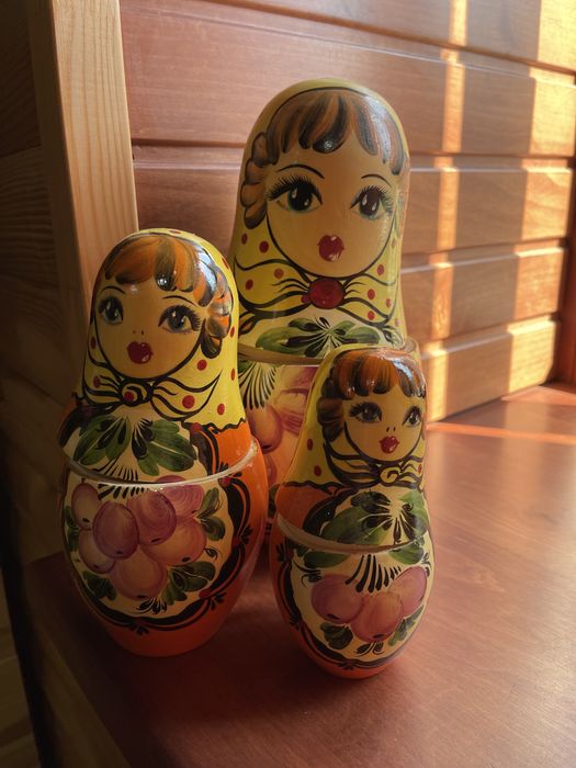 Візок з глечиком і рюмками і матрьошки
