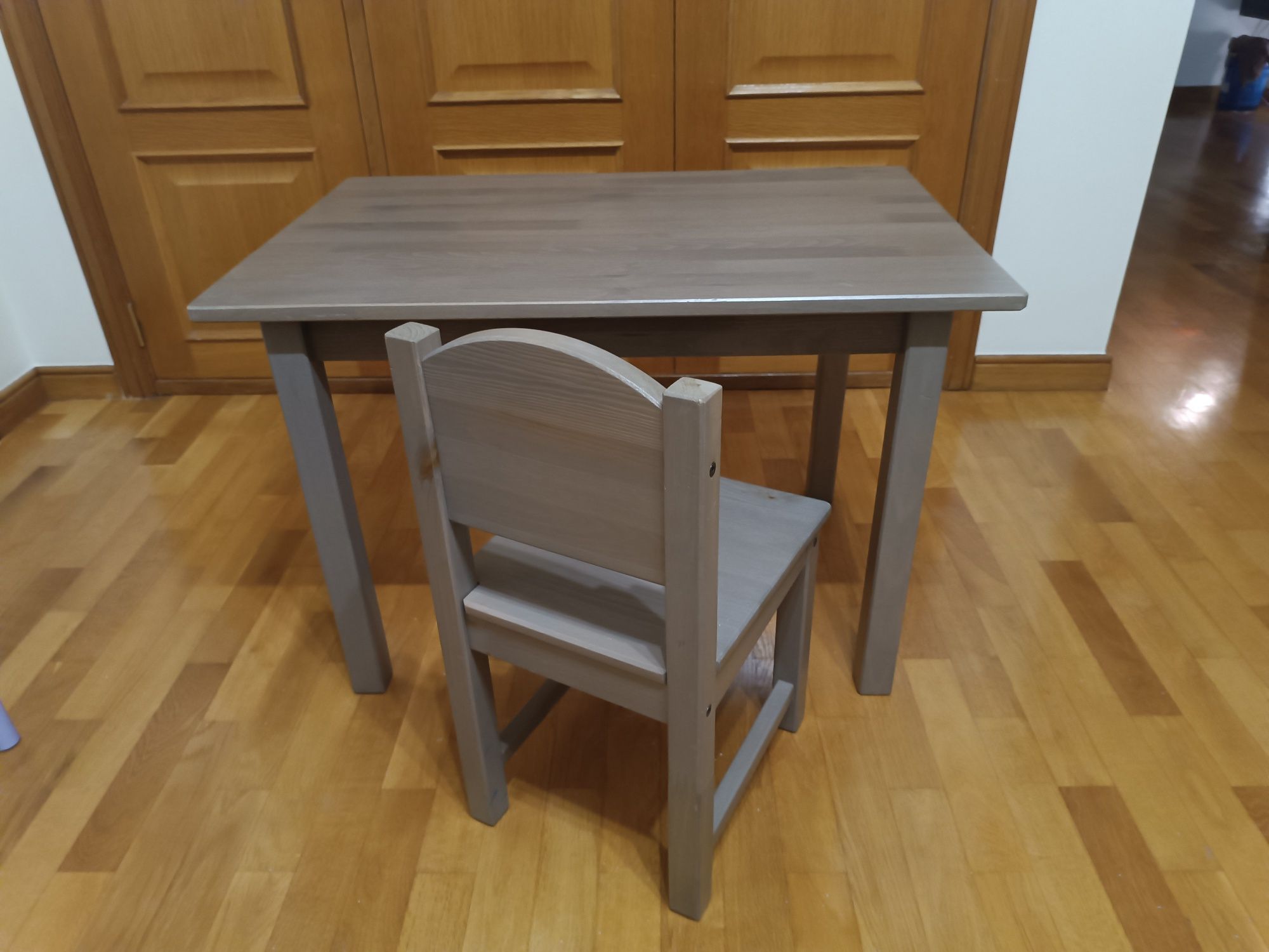 Mesa de madeira com cadeira