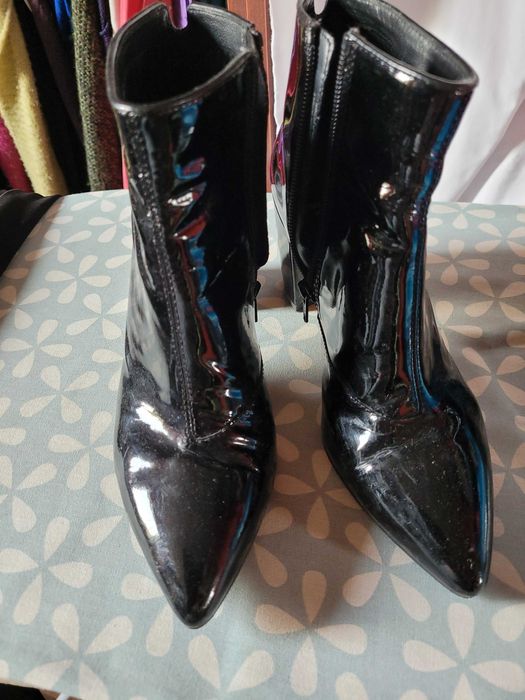 Botki lakierowane 37