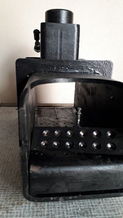 Korpus palnika na pelet z rusztem i zgarniaczem