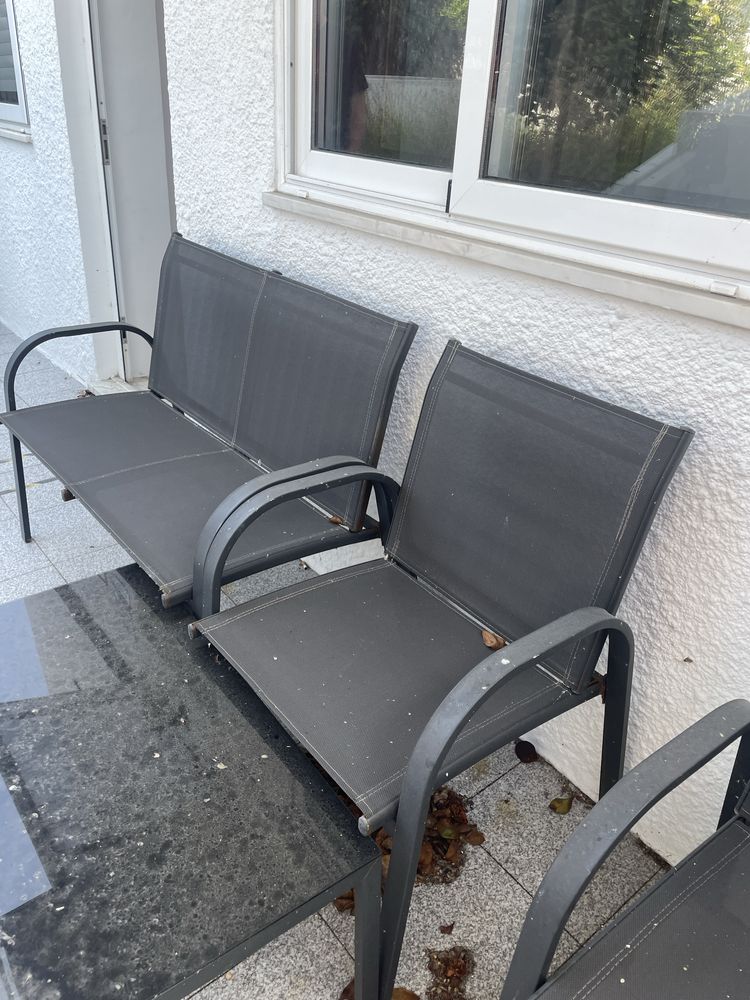 Conjunto de cadeiras e mesa de centro exterior