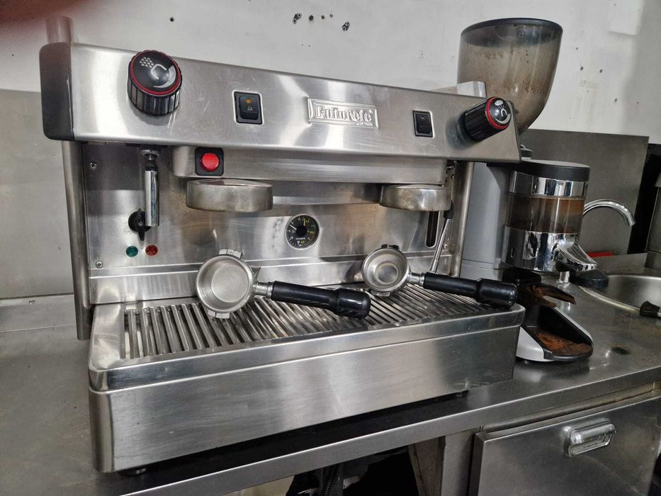 Máquina e moinho de café; compactos como novos.