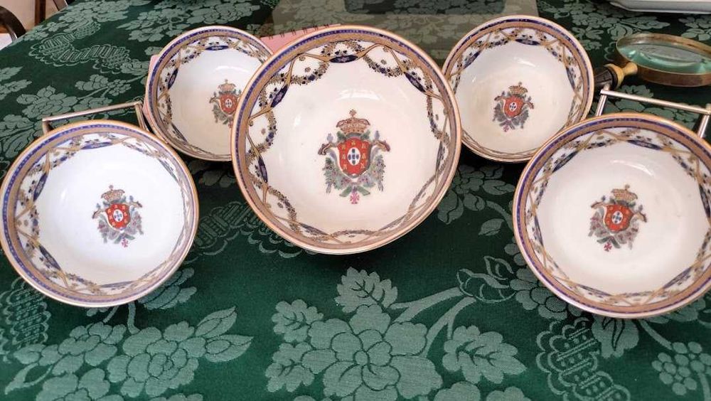 Taças (5) de procelana oriental pintadas à mão e a ouro