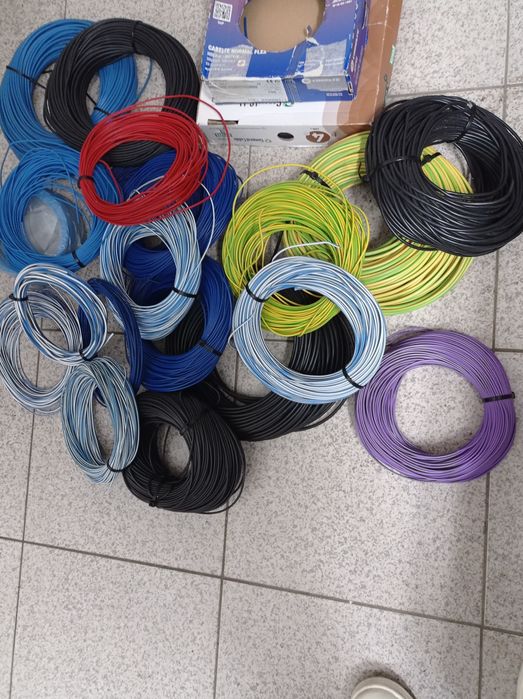 Vendo bobines de fio elétrico.