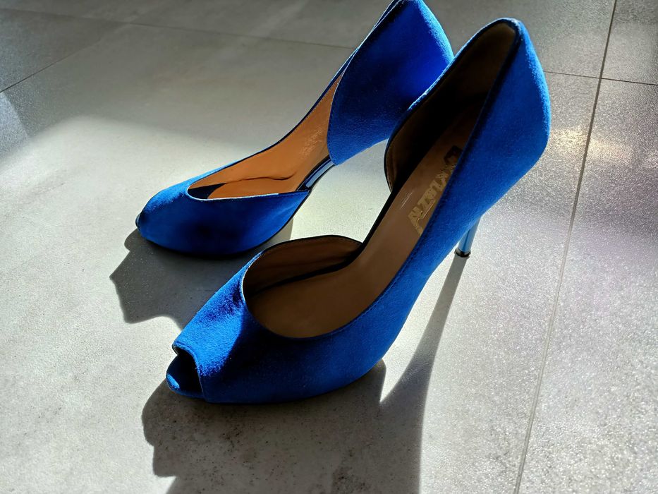 Kobaltowe szpilki ze skóry z odkrytymi palcami 37 ½