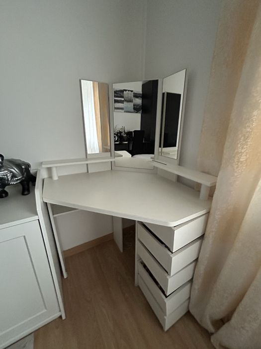 Mesa de maquiagem de canto