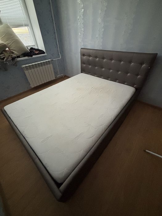 Ліжко з матрацом 1.6×2 м, матрац після хімчистки
