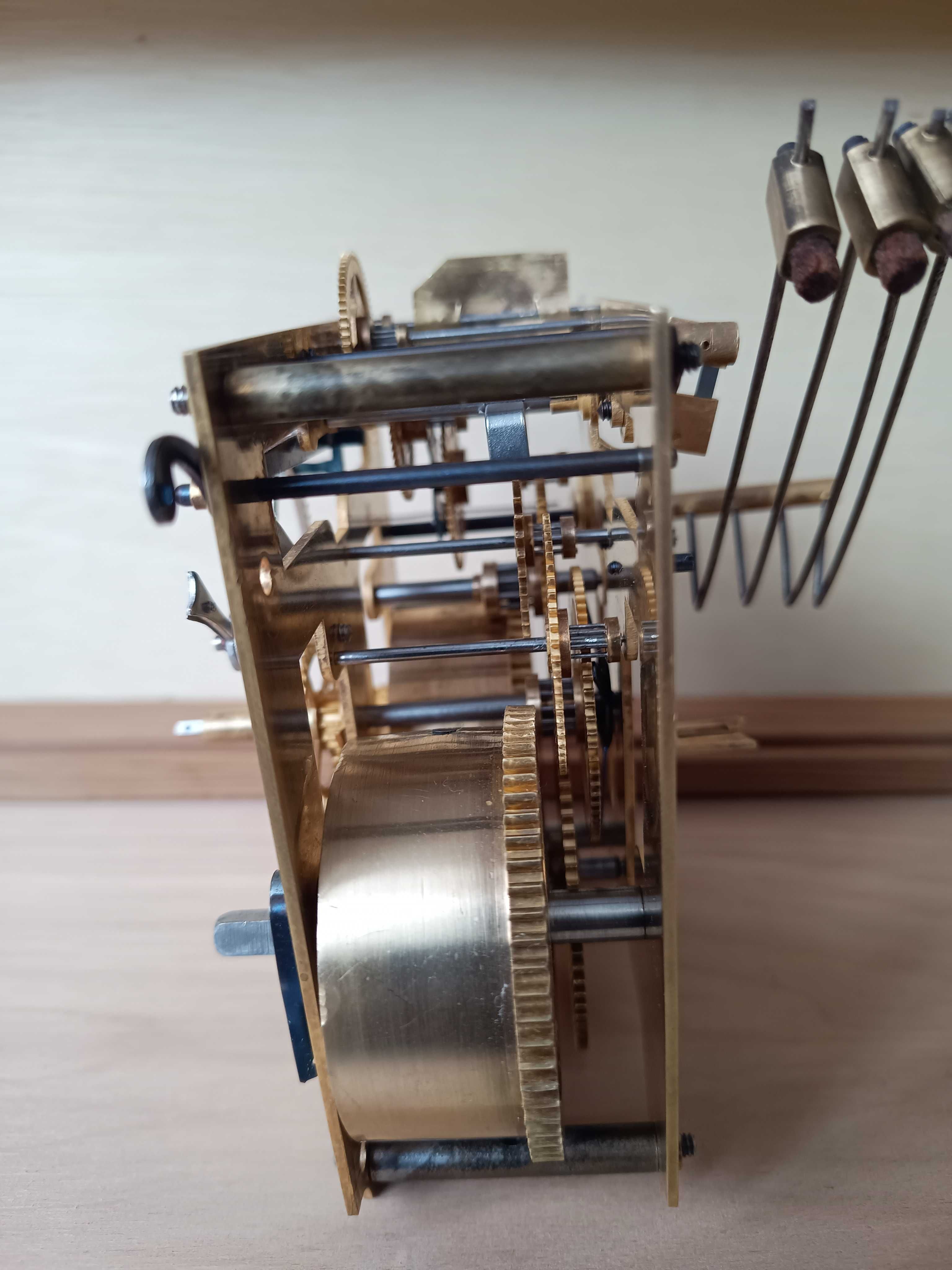 Mechanizm starego zegara 4 młotki
