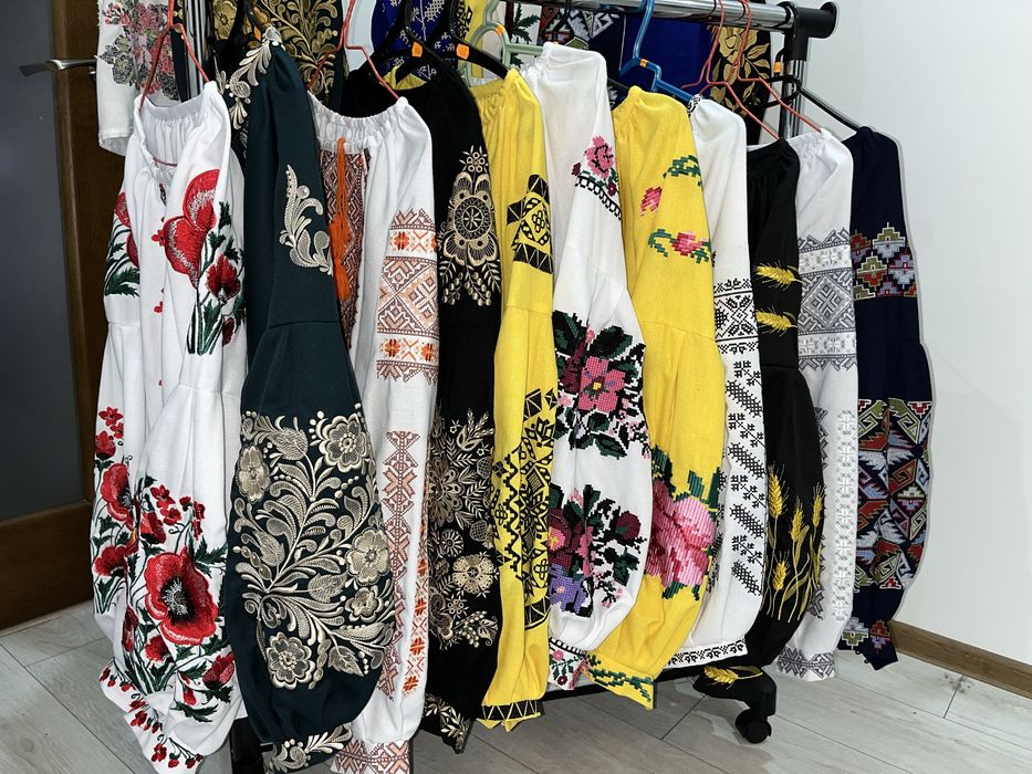 Великий розпродаж платтів і вишиванок
