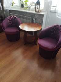 Dwa fotele i stolik kawowy