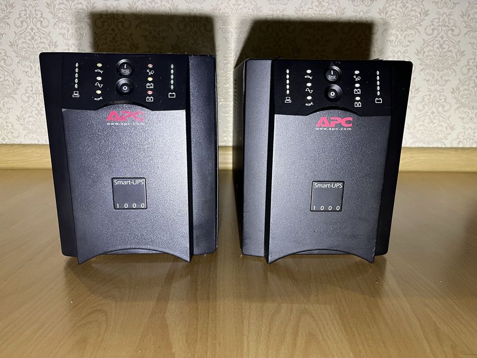 Безперебійник APC Smart Ups 1000 700Вт