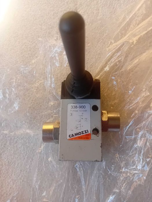 Válvula Pneumática com acionamento manual  CAMOZZI
