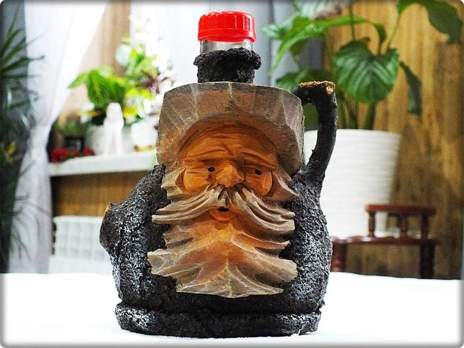 Ozdobna butelka szklana w drewnie Rzeźba Leśny Dziadek Motyw Ludowy