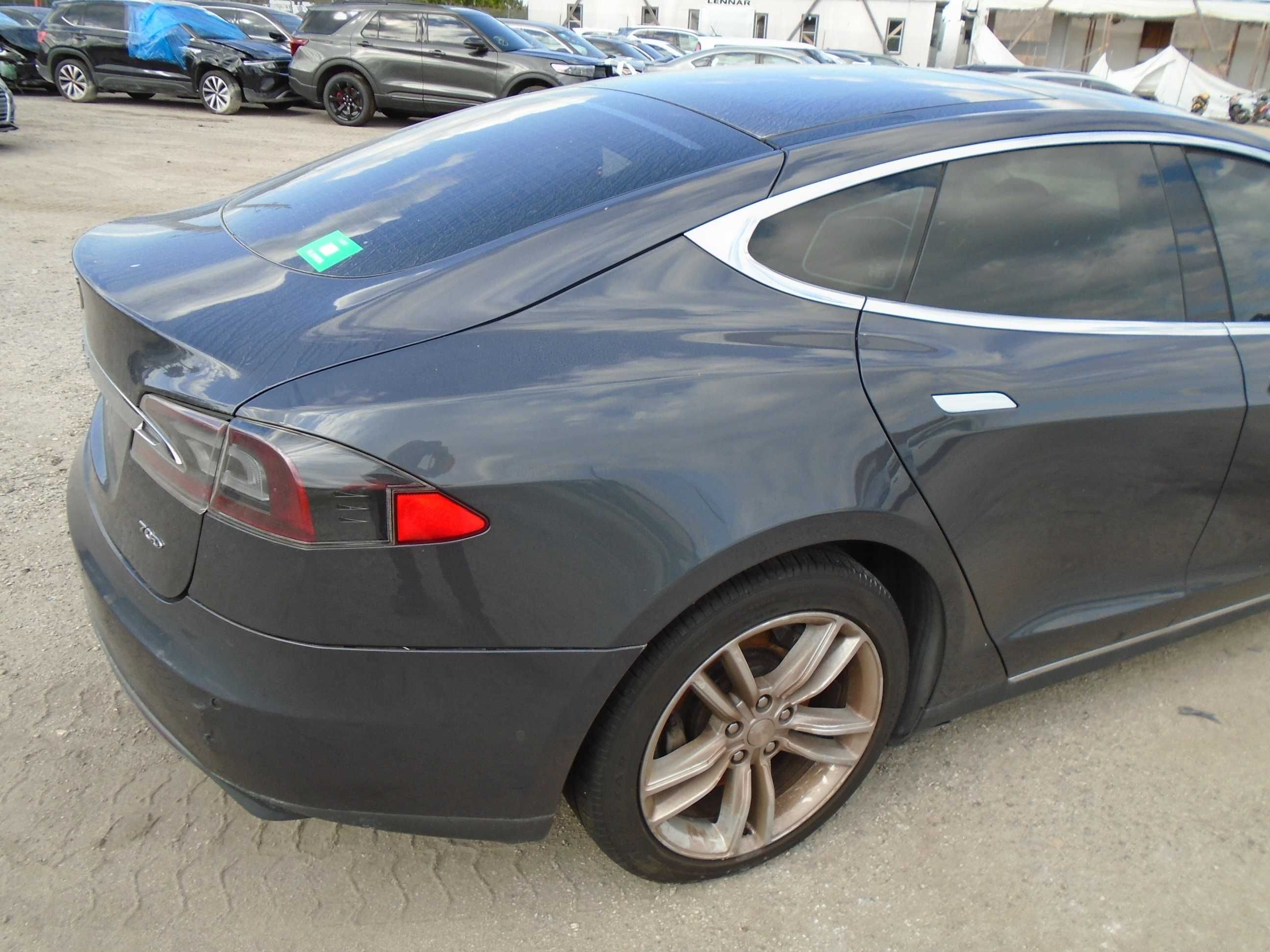 Tesla Model S 70kВт 2015 4*4 не дорого: MCU на intel