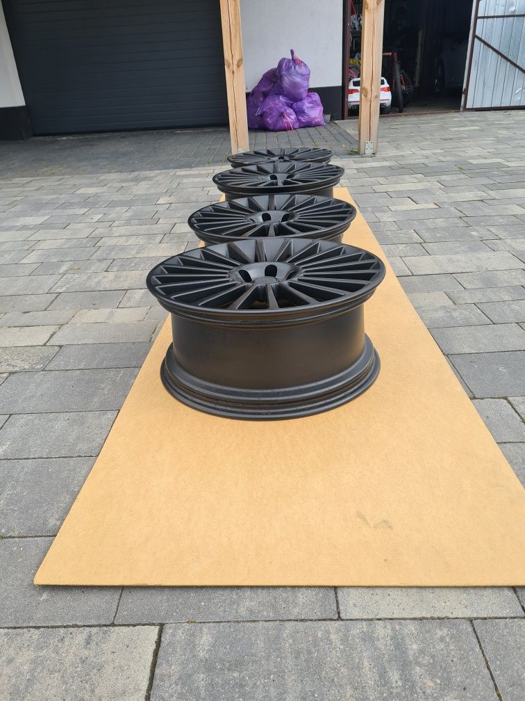 Felgi aluminiowe 5x114.3 r20 jak nowe przód 8.5cali ,tył 9.5cali