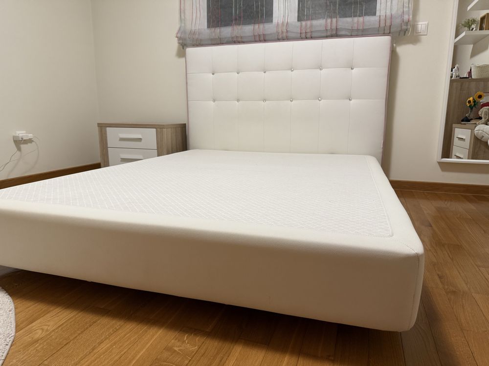 Sommier e colchao + mesa cabeceira