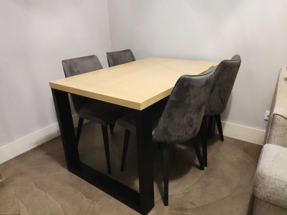 Mesa com 4 cadeiras com qulidade