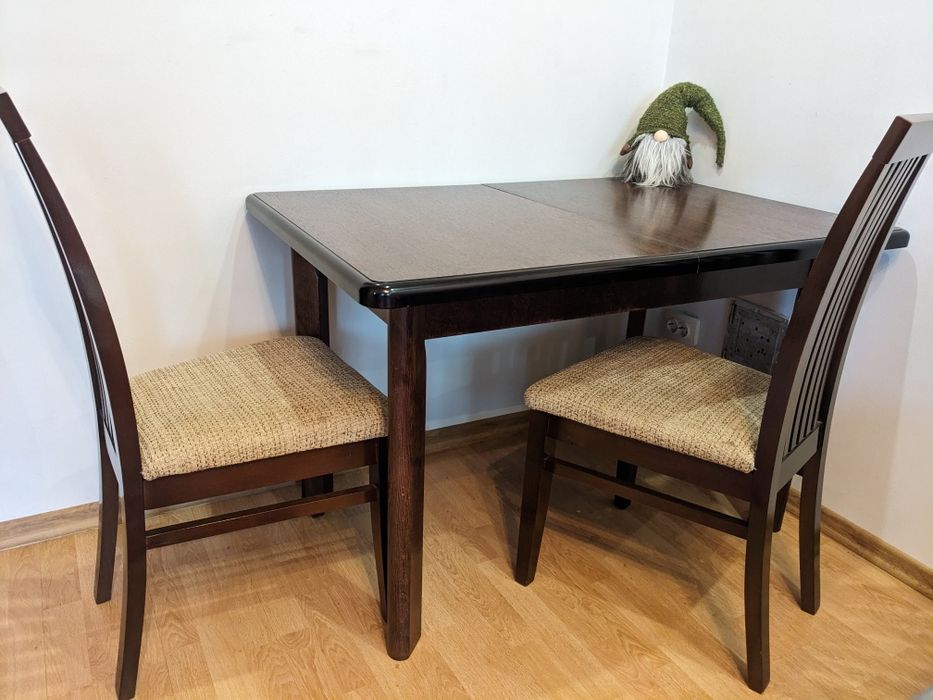 Стіл дерев'яний з кріслами