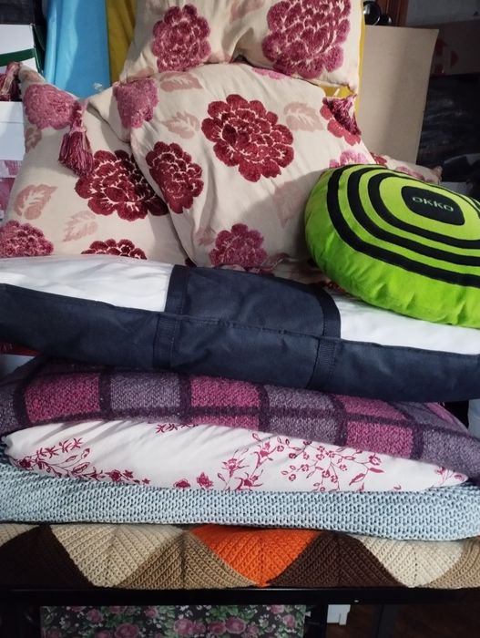 Подушки декоративні та покривала