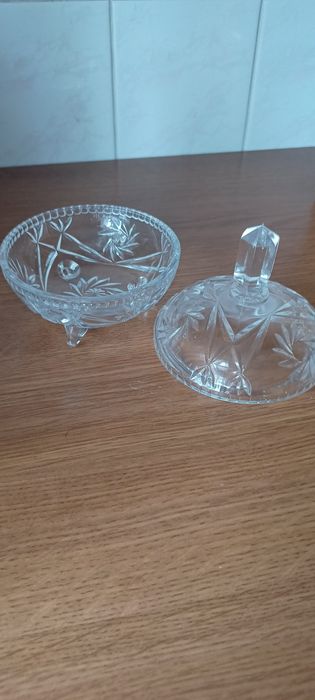 Kryształowa bombonierka z pokrywą