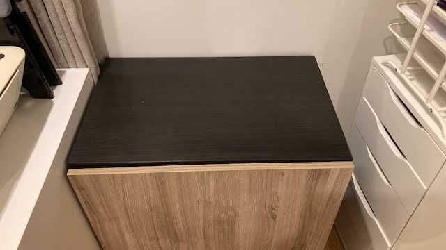 Movel castanho com uma prateleira