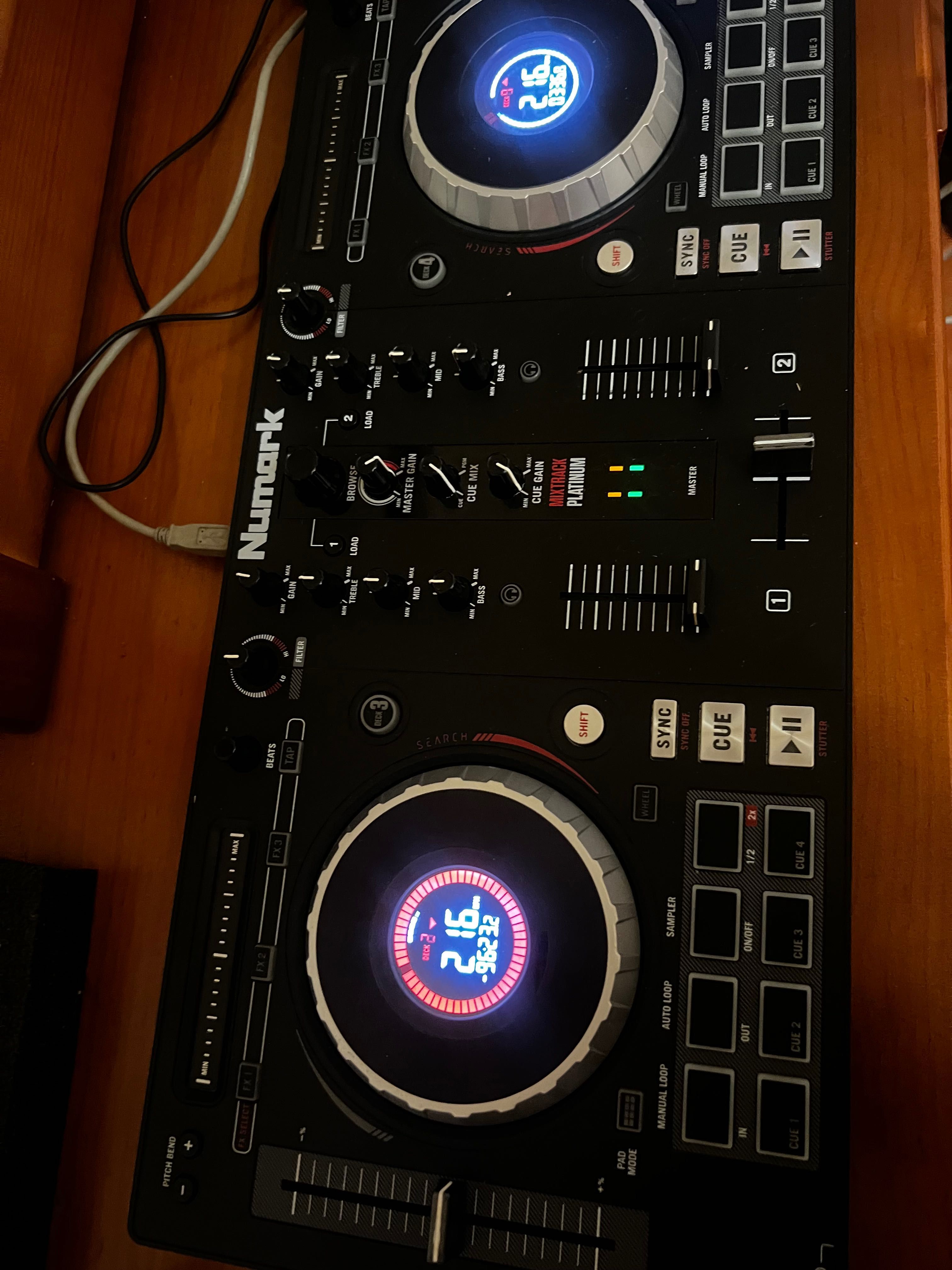 Controladora DJ Numark MixTrack