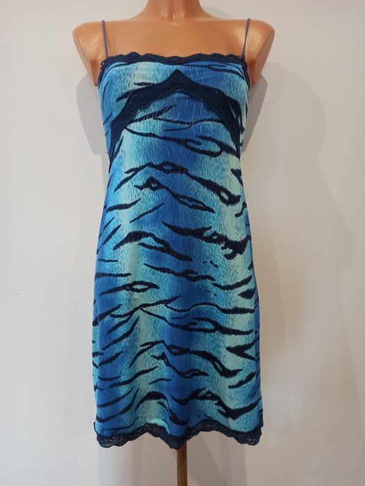 Sukienka rozciagliwa dopasowana na wąskich ramiączkach