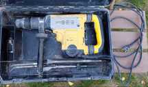 Młot udarowy DeWalt D25701-QS