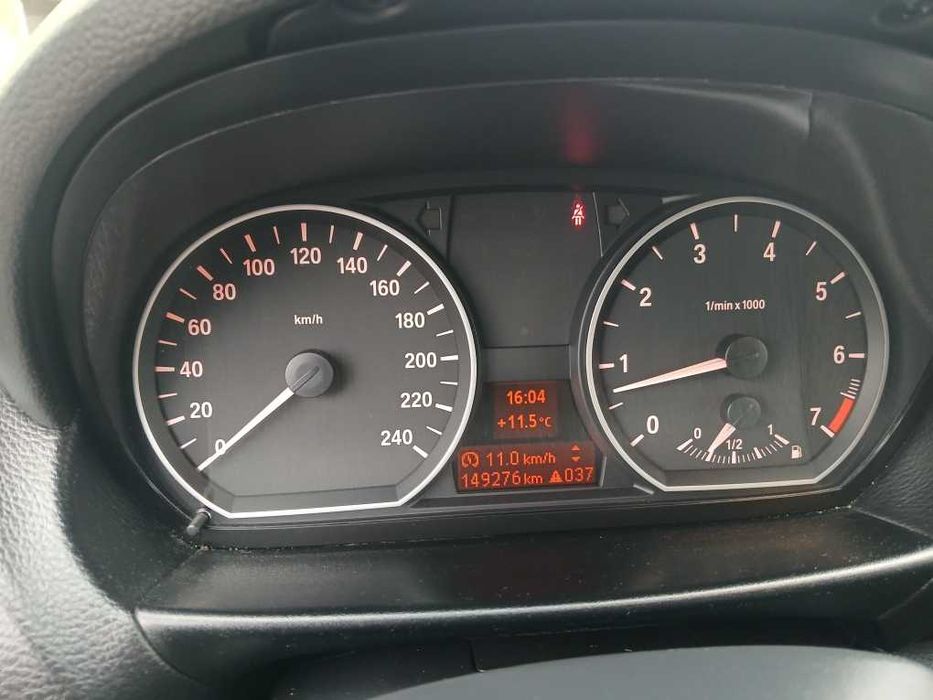 Samochód BMW serii 1 uszkodzone