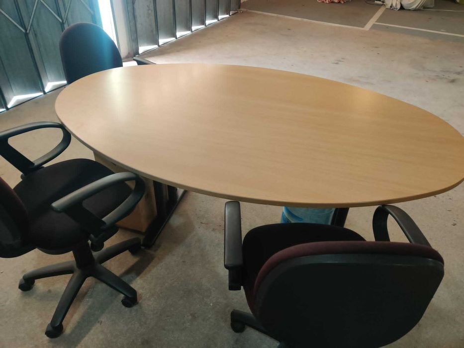 Mesa e cadeiras de escritório