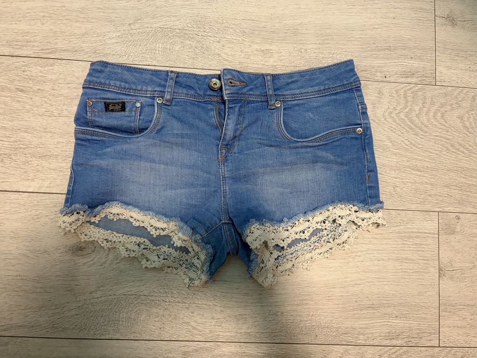 Spodenki SuperDry damskie W26 – jeansowe z koronką