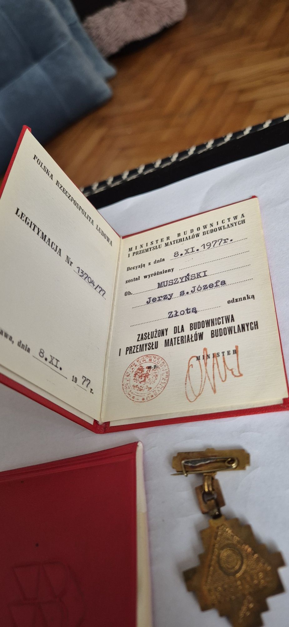 Złota odznaka PRL Zasłużony dla Budownictwa i Przemysłu Materiałów