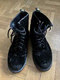 Welurowe czarne buty Dr Martens 39