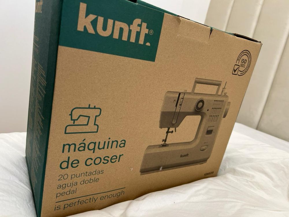 Vende-se maquina de coser semi nova, usada apenas por um mês.