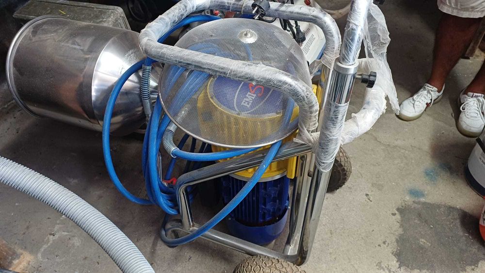 Máquina Airless, condição "nova", de barramento de pladur e pinturas