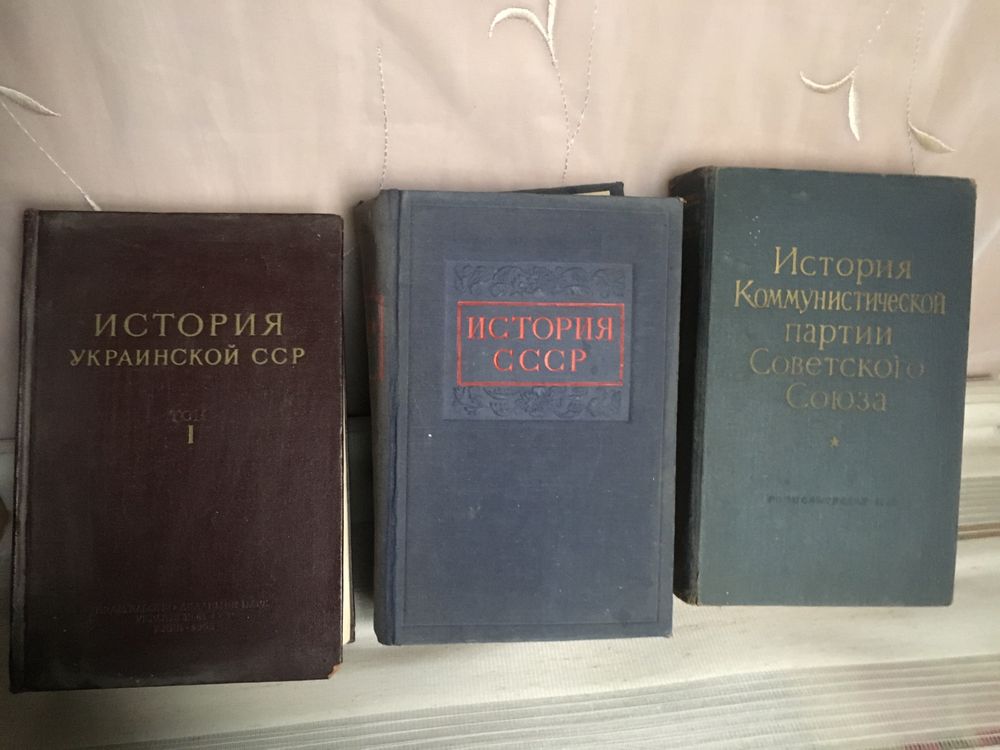 Продам старые книги Библия 1991 год