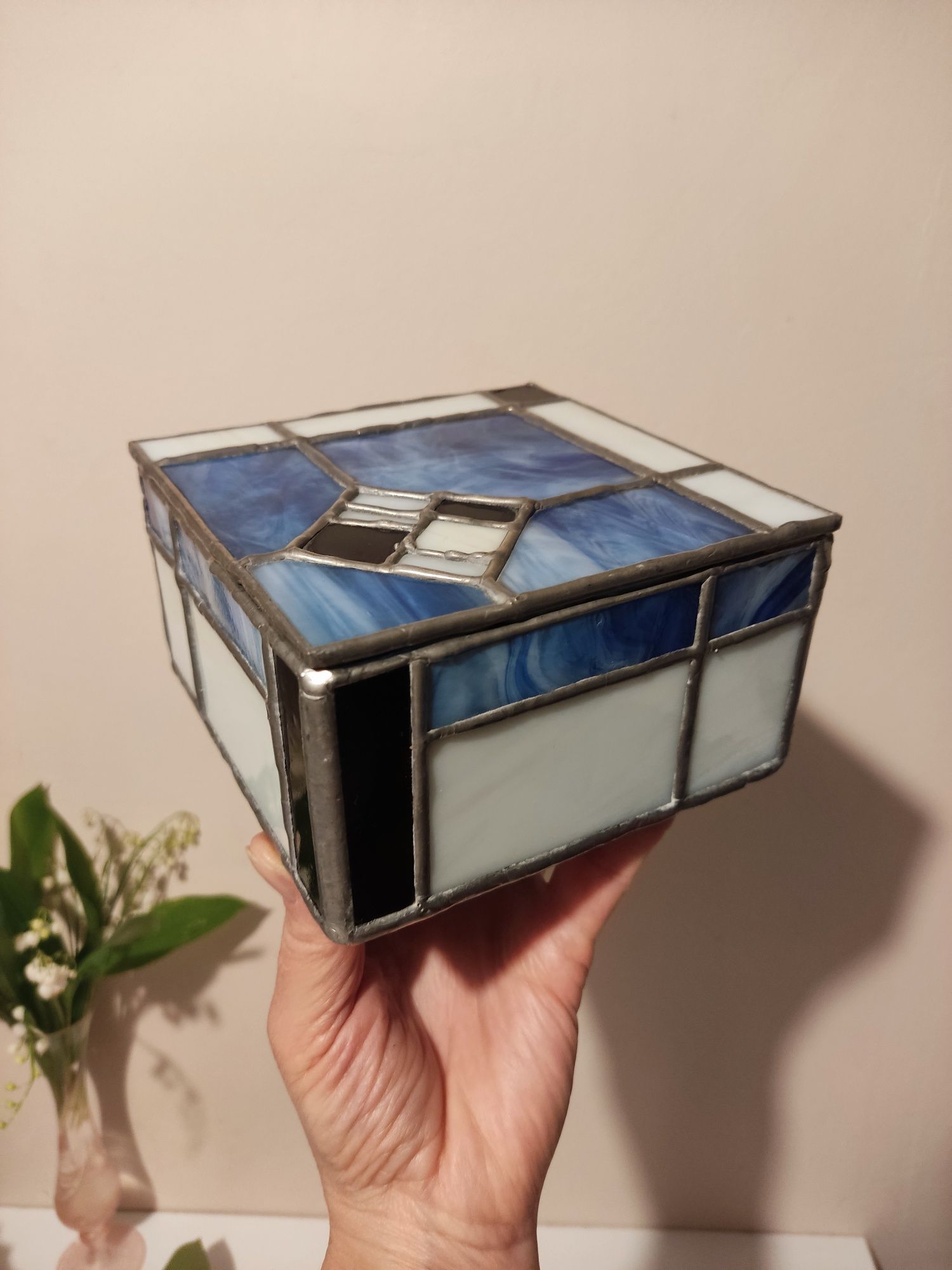 Witrażowa szkatułka, ręcznie wykonane szklane pudełko.