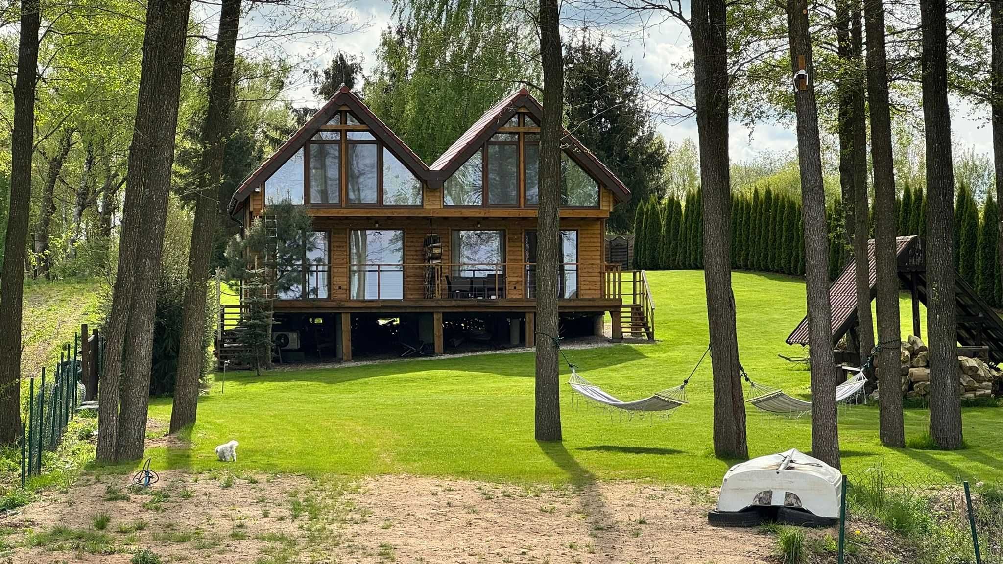 Domek nad jeziorem z linią brzegową Mazury OKAZAJ
