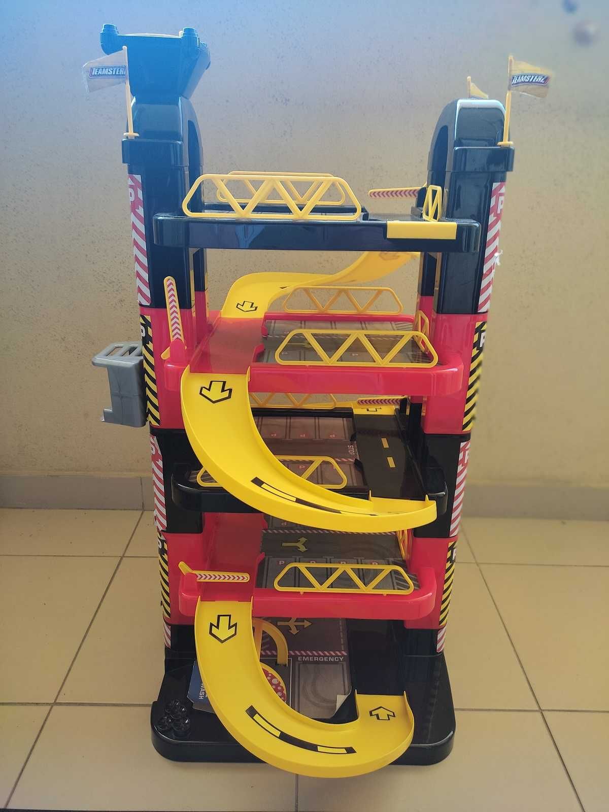 Garagem de 5 pisos com elevador manual