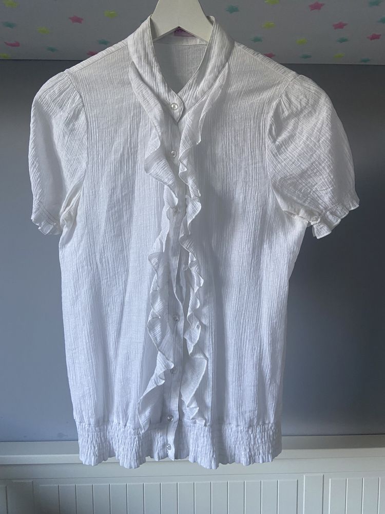 biała vintage koszula z krótkim rękawem i falbanami