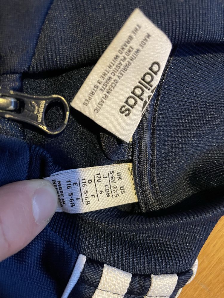 Dres dla chłopczyka marki Adidas z imieniem