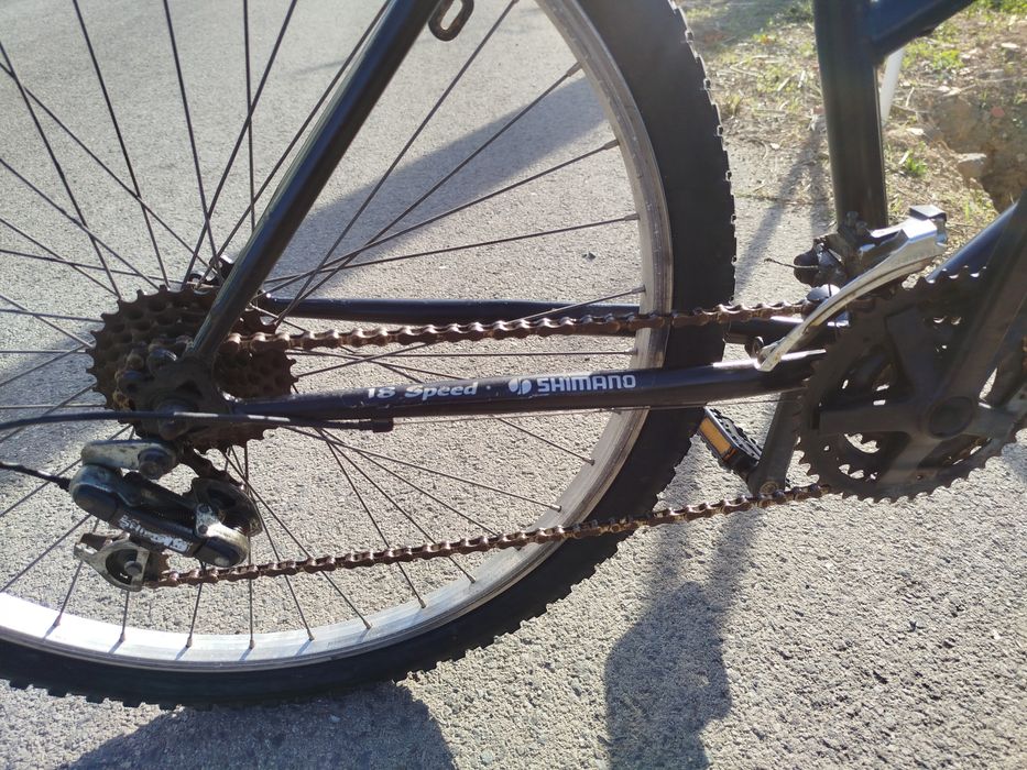 A bicicleta é preta. TOP RECORD